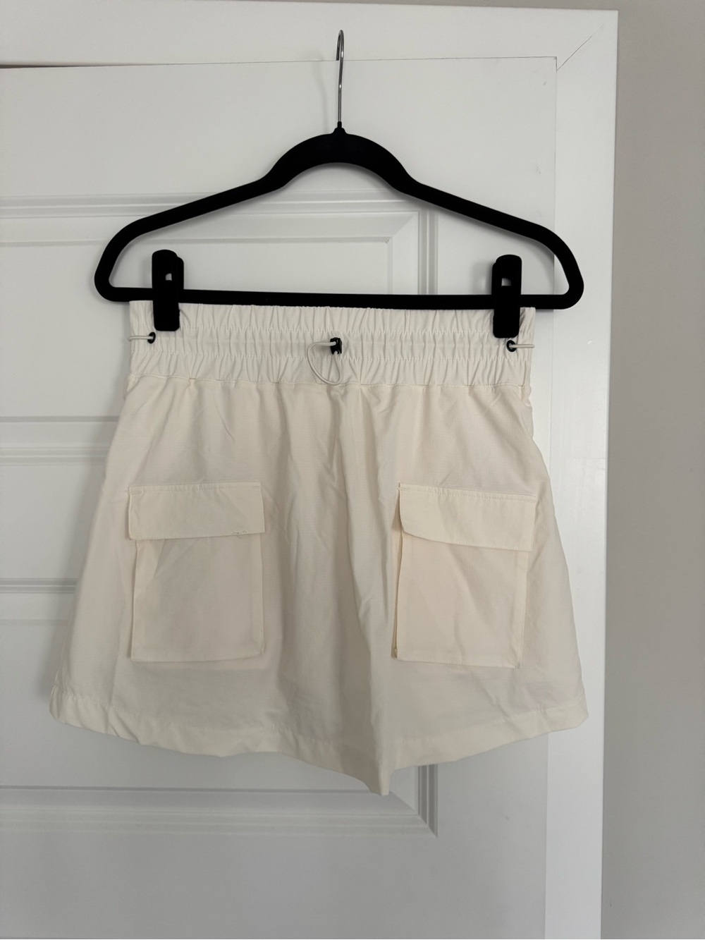 Woven Elastic-Waist Cargo Skirt in Cream